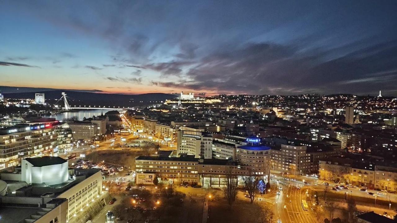 شقة Panorama - Sunset And Castle View, 22Nd Floor, Garage, Ac براتسيلافا المظهر الخارجي الصورة
